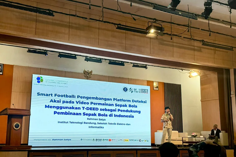 A BinaBola researcher presenting on stage at the National Conference of Football and Science.